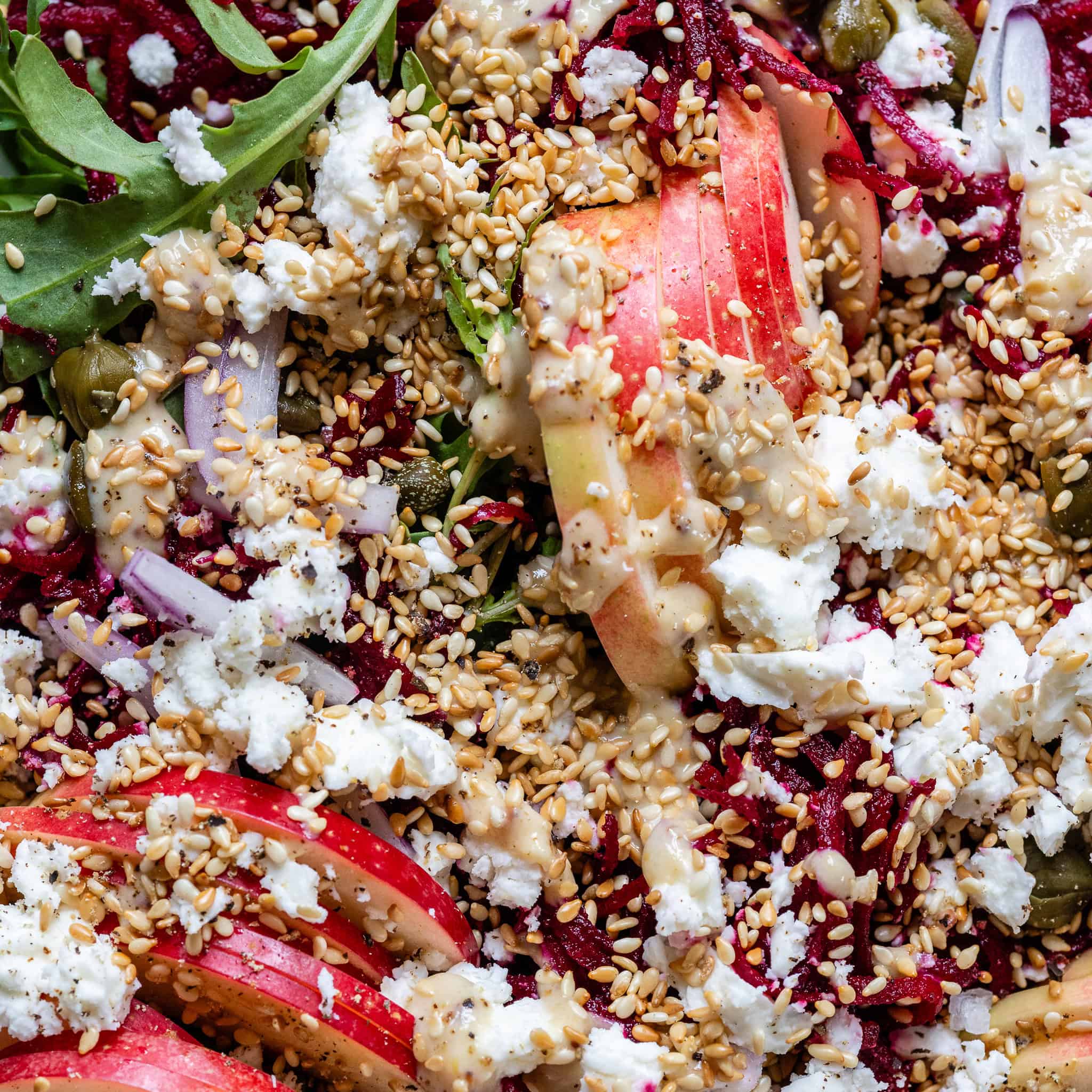 Rødbedesalat med æble og tahindressing