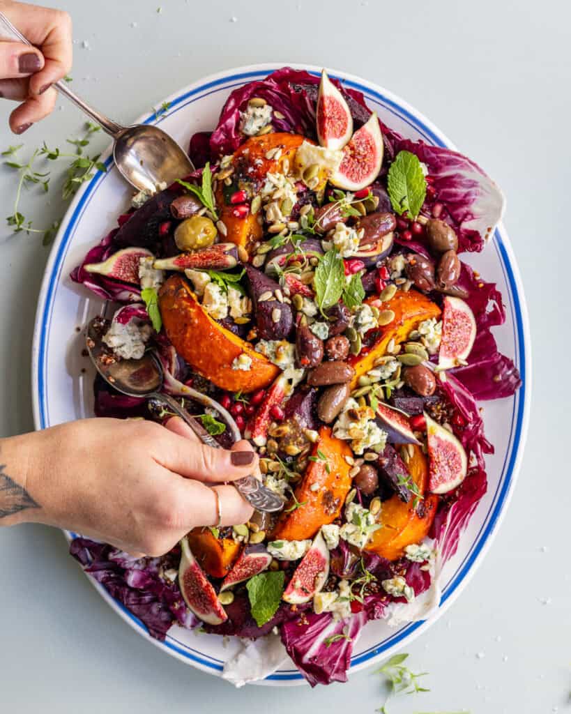 mættende efterårssalat med græskar