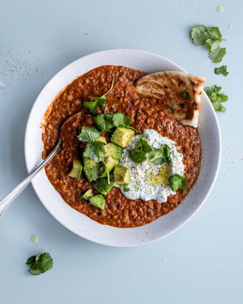 daal med svampe og aubergine