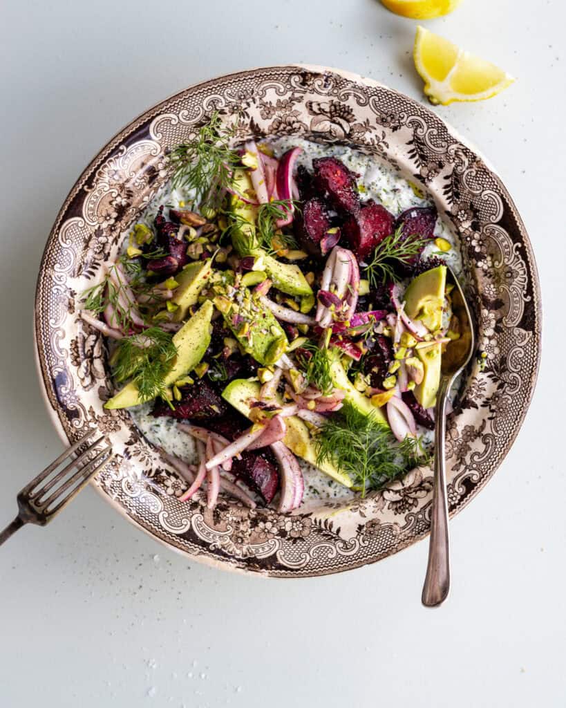 Bagte rødbeder med tzatziki og syltede rødløg