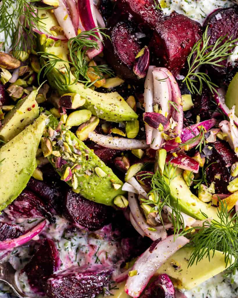 close up gagte rødbeder med tzatziki