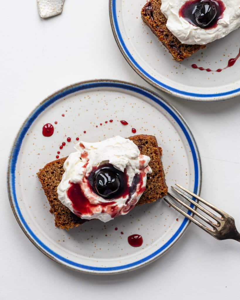 krydderkage med mascarpone frosting og kirsebær