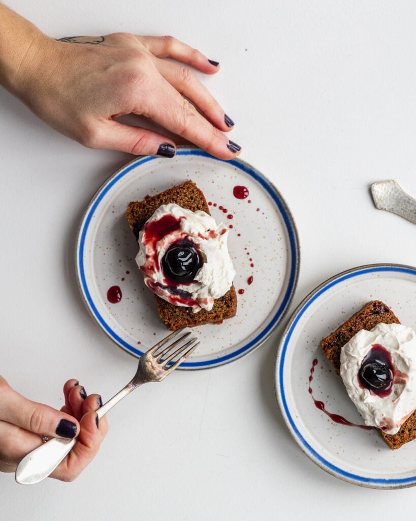 krydderkage tager en bid