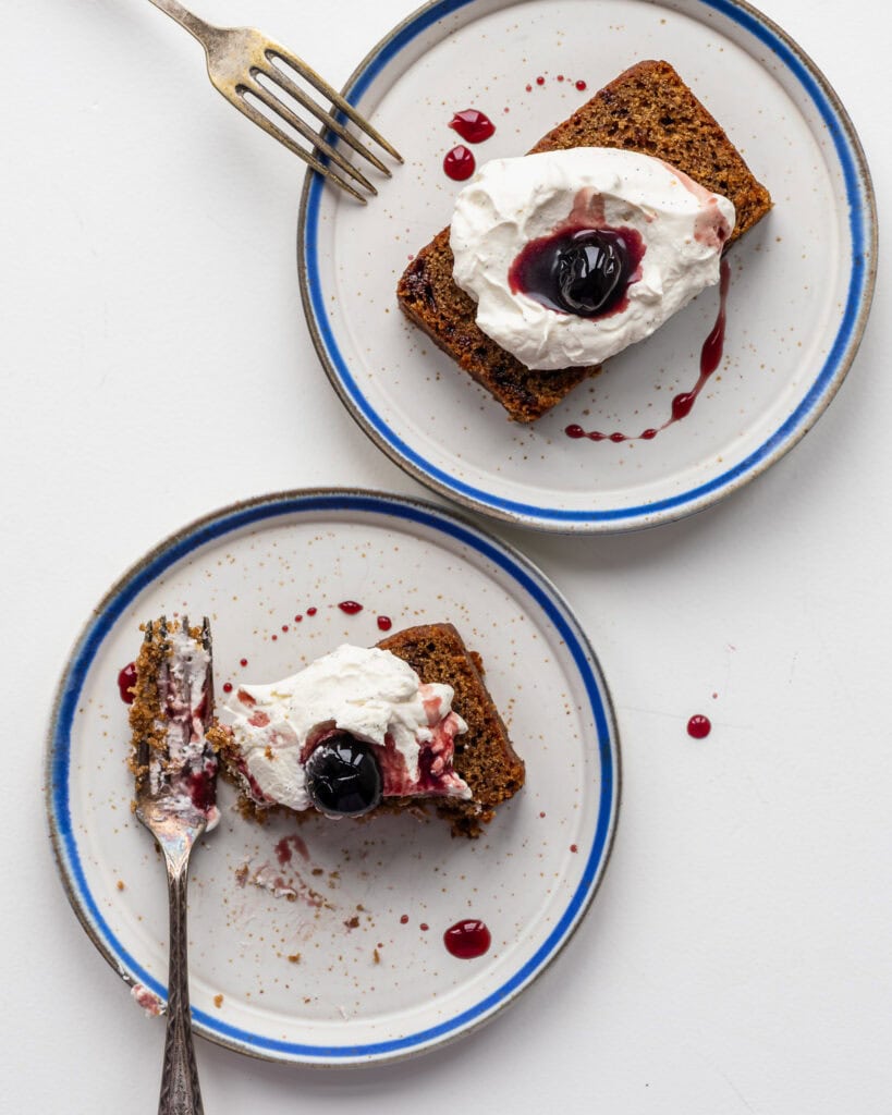 krydderkage med appelsin og mascarpone frosting taget en bid af