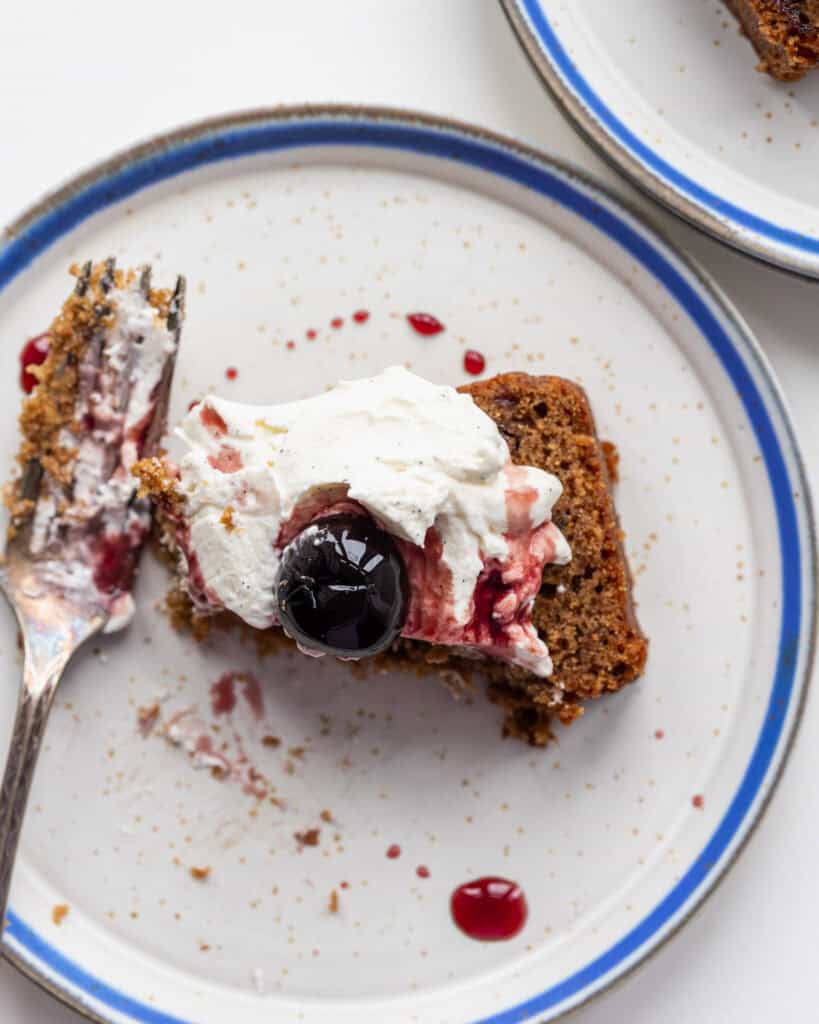 krydderkage med appelsin og mascarpone frosting og kirsebær