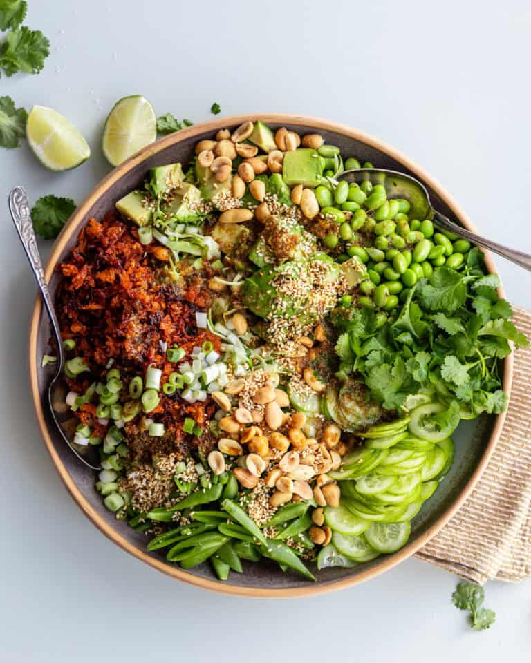 asiatisk salat med edamamebønner og crispy rice