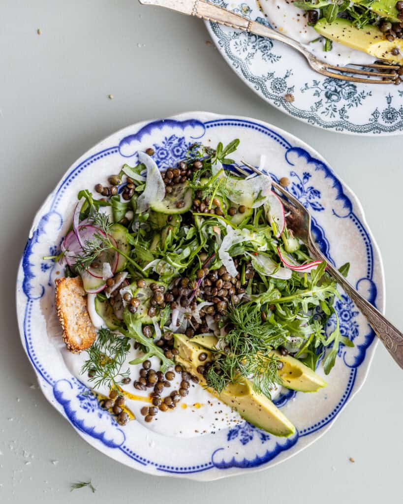 mættende linsesalat med hvidløgsdressing
