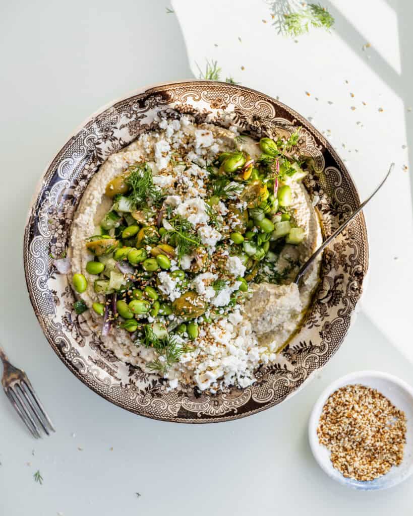 butterbean hummus med artiskokker og bønnetopping