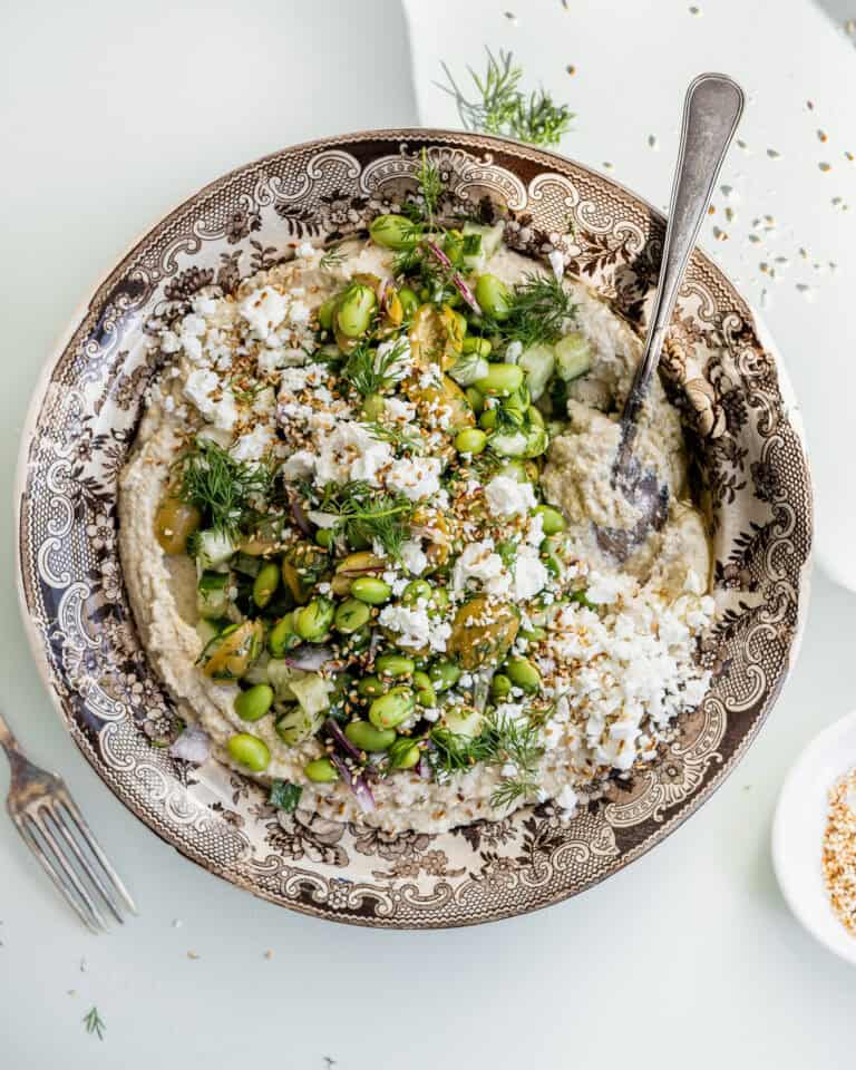 cremet butterbean hummus med artiskokker