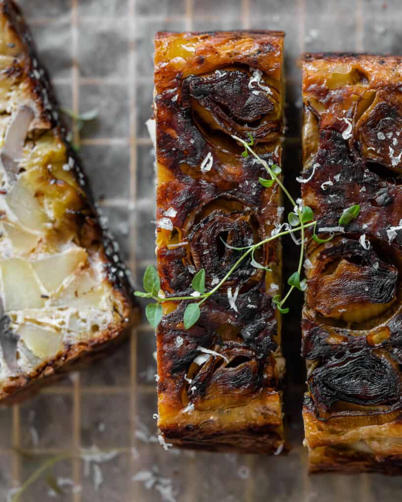 kartoffel gratin med porre og svampe skåret i skiver