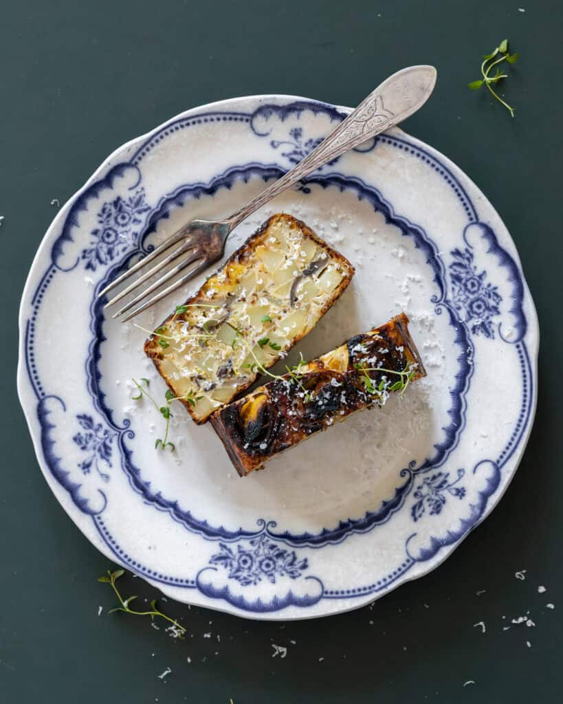 kartoffel gratin med svampe på tallerken