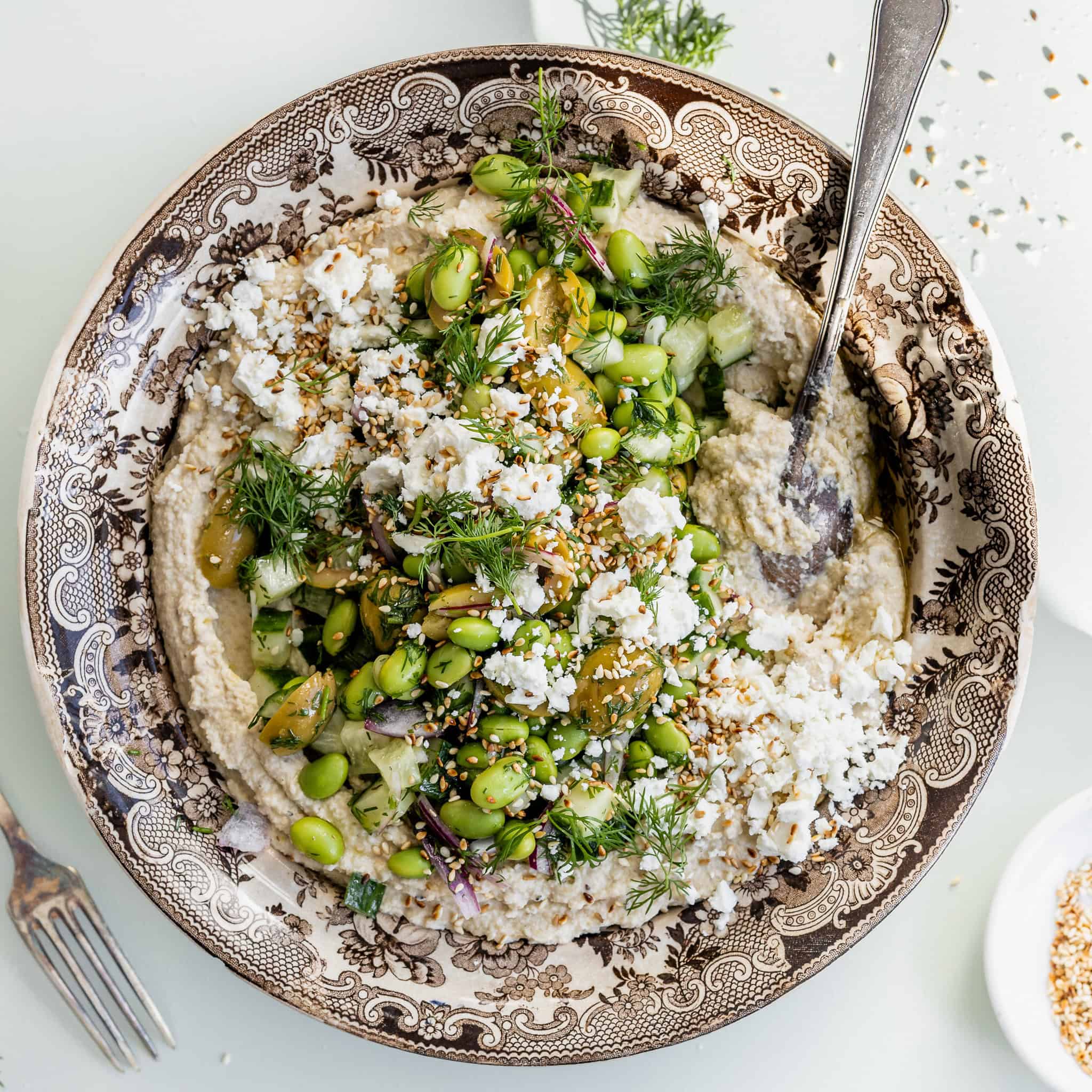 Butterbean hummus med artiskokker og bønnetopping