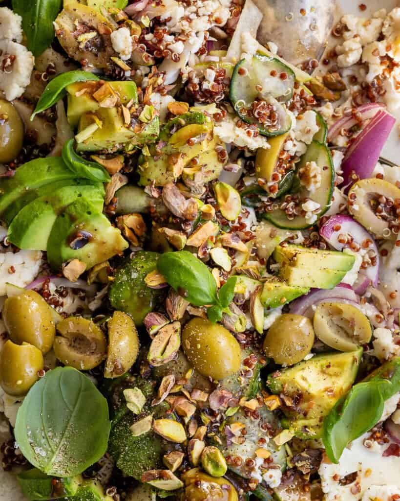 close up blomkålssalat med sennepsdressing