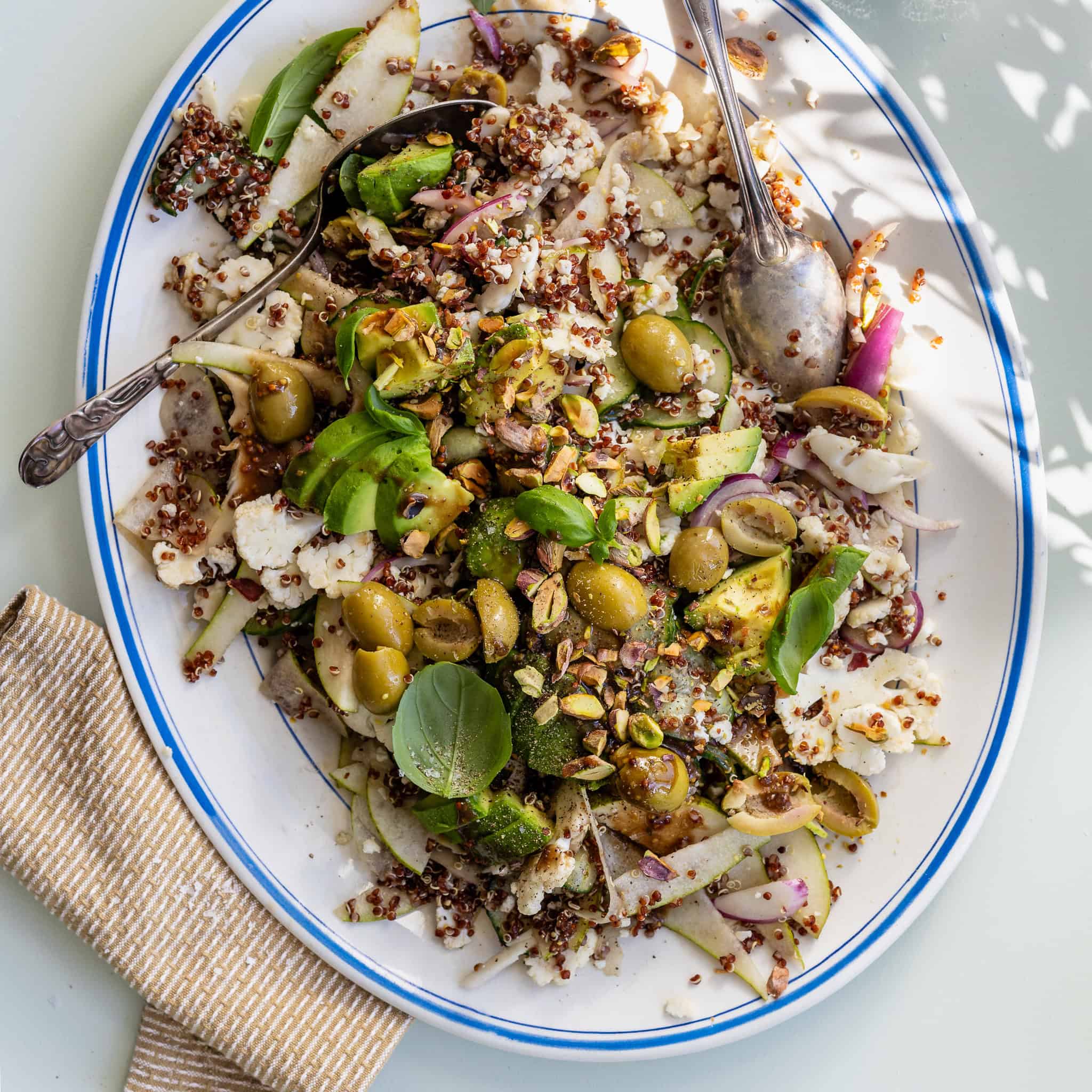 Blomkålssalat med pære, sennepsdressing og quinoa
