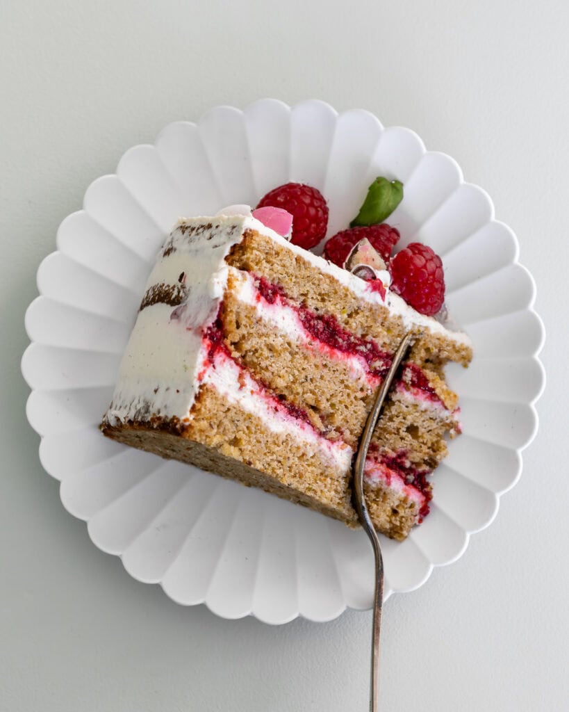 stykke af påskekage med pistacie og hindbær