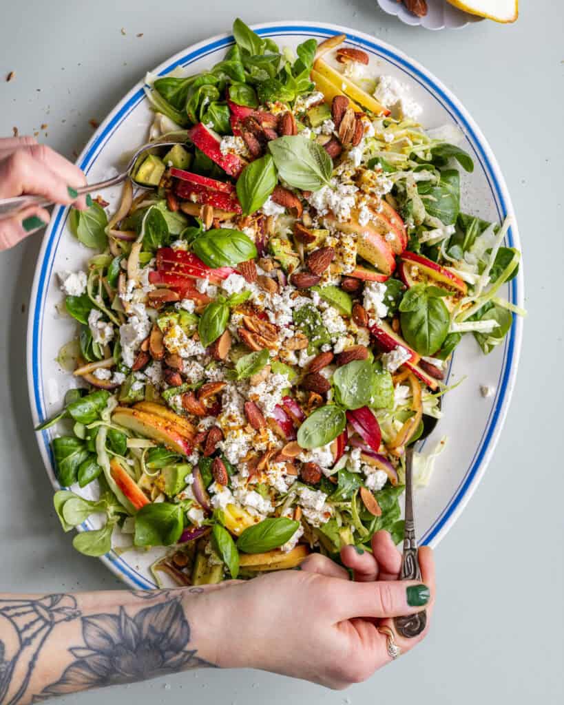 spidskålssalat med æbler og appelsin dressing