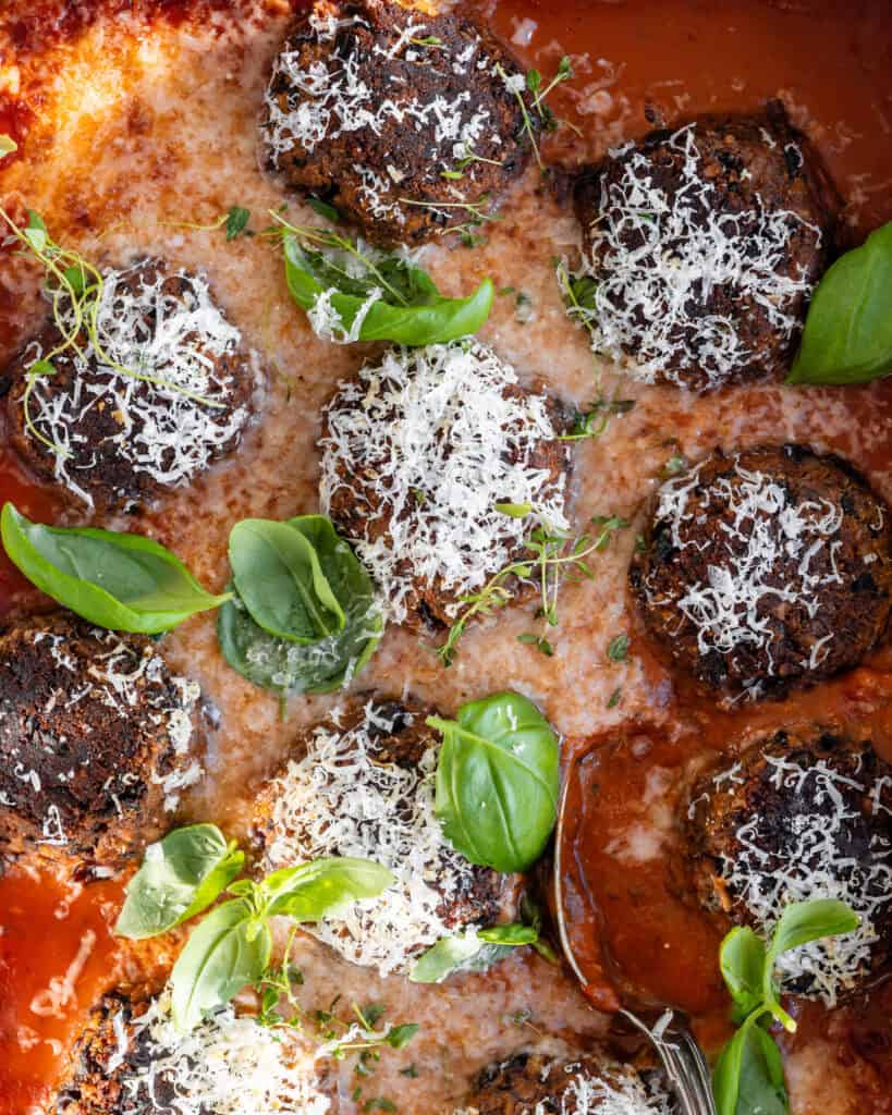 veganske kødboller i tomatsauce