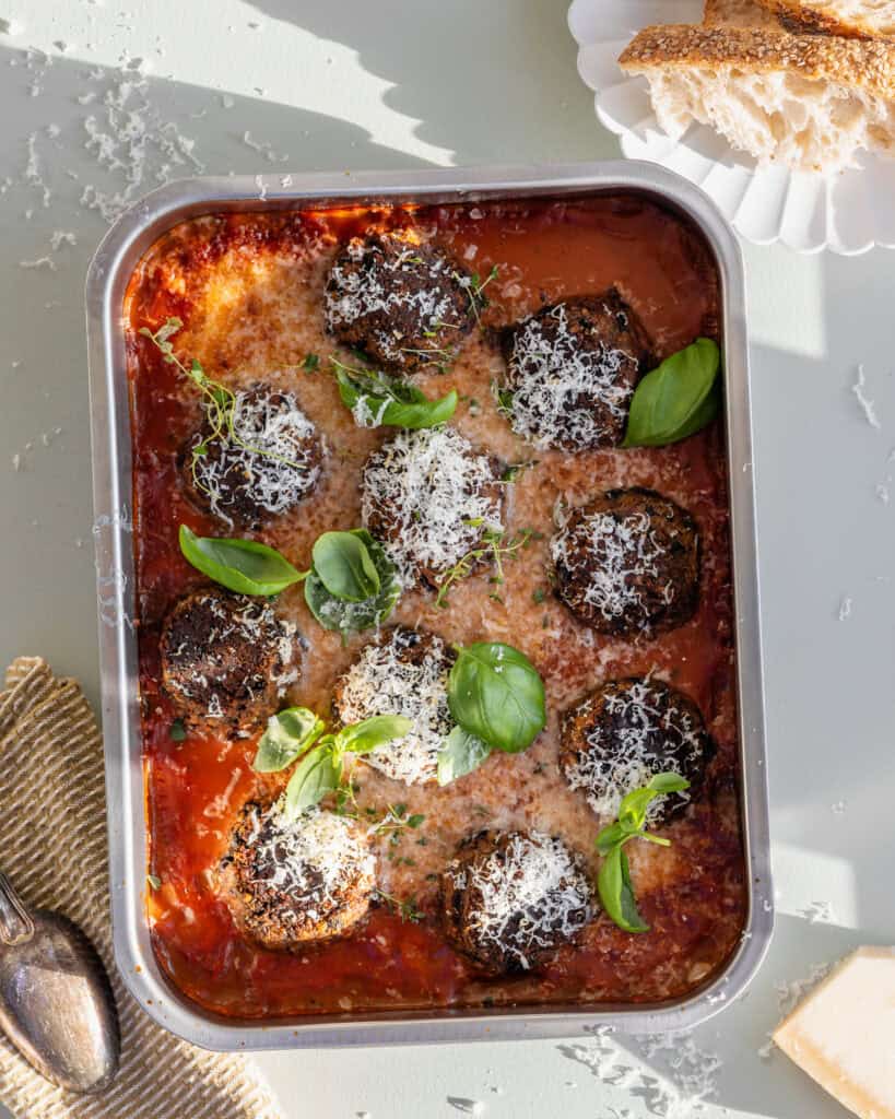 veganske kødboller med sorte bønner og svampe