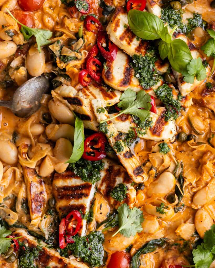 close up vegetarisk bønnegryde med chimichurri og halloumi