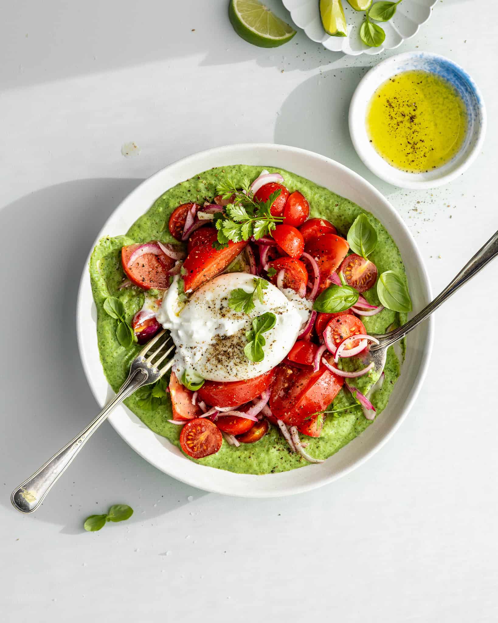 Burrata salat med tomat og grøn avocado creme