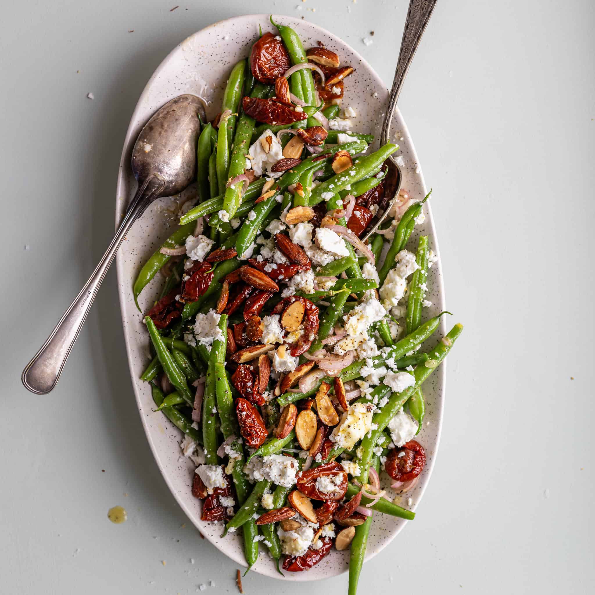Bønnesalat med feta og soltørrede tomater