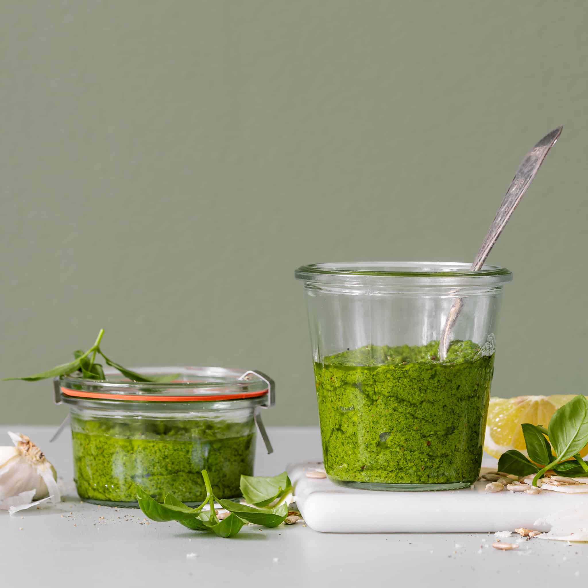 Grøn pesto med basilikum