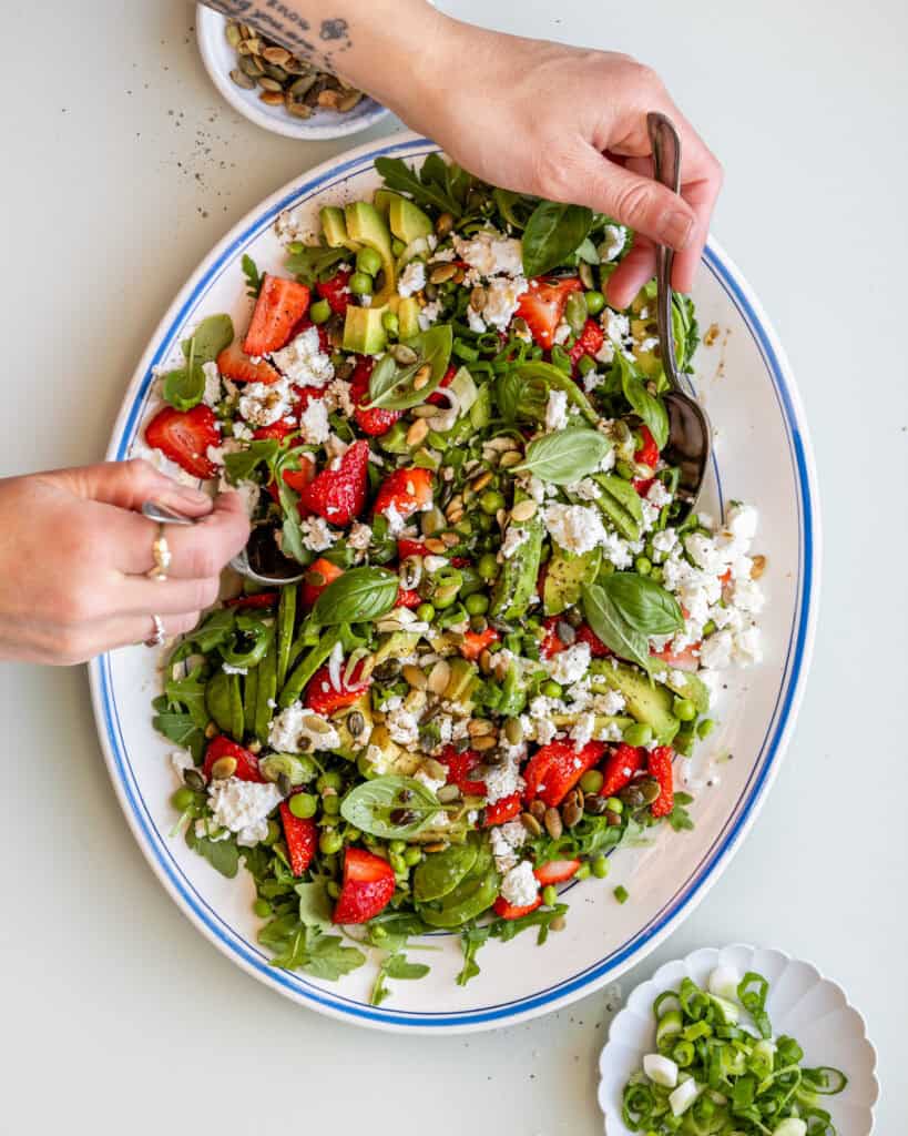 servering jordbærsalat med avocado