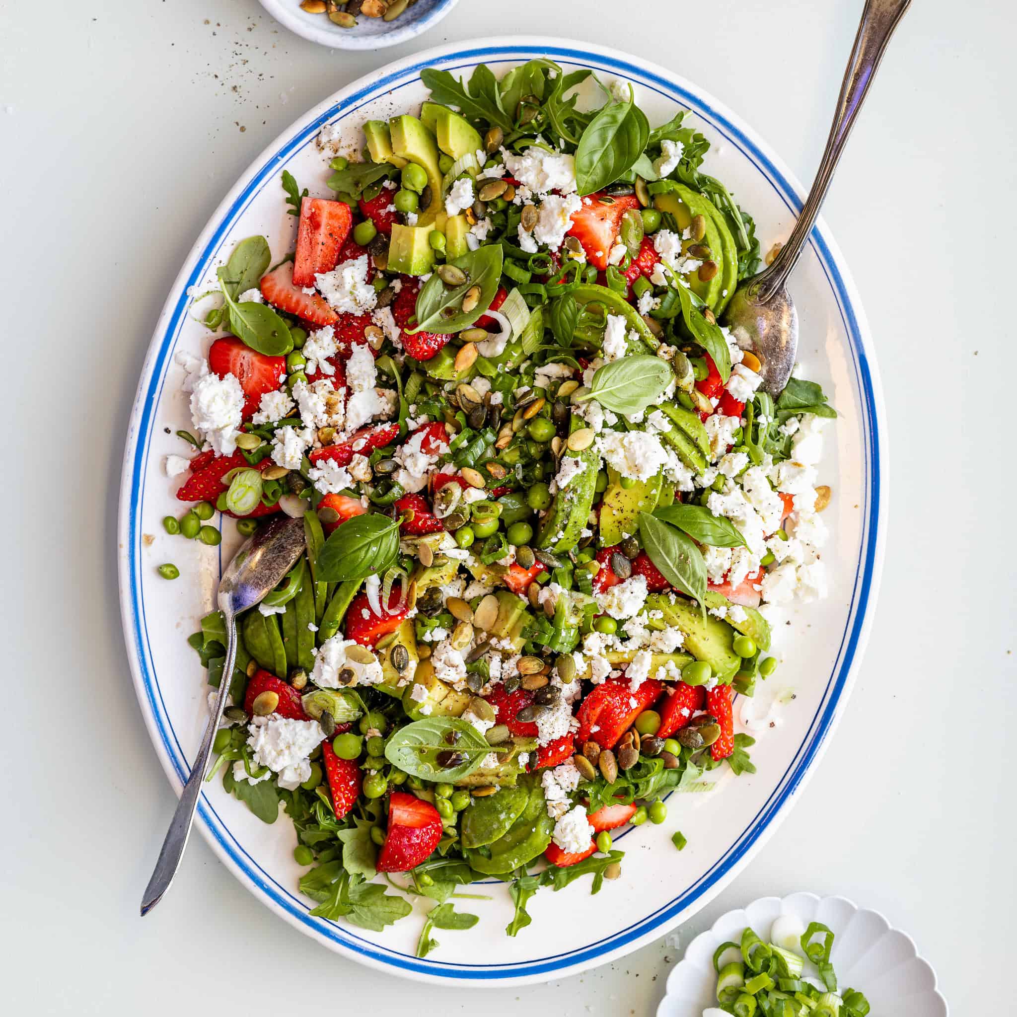 Jordbærsalat med avocado og feta