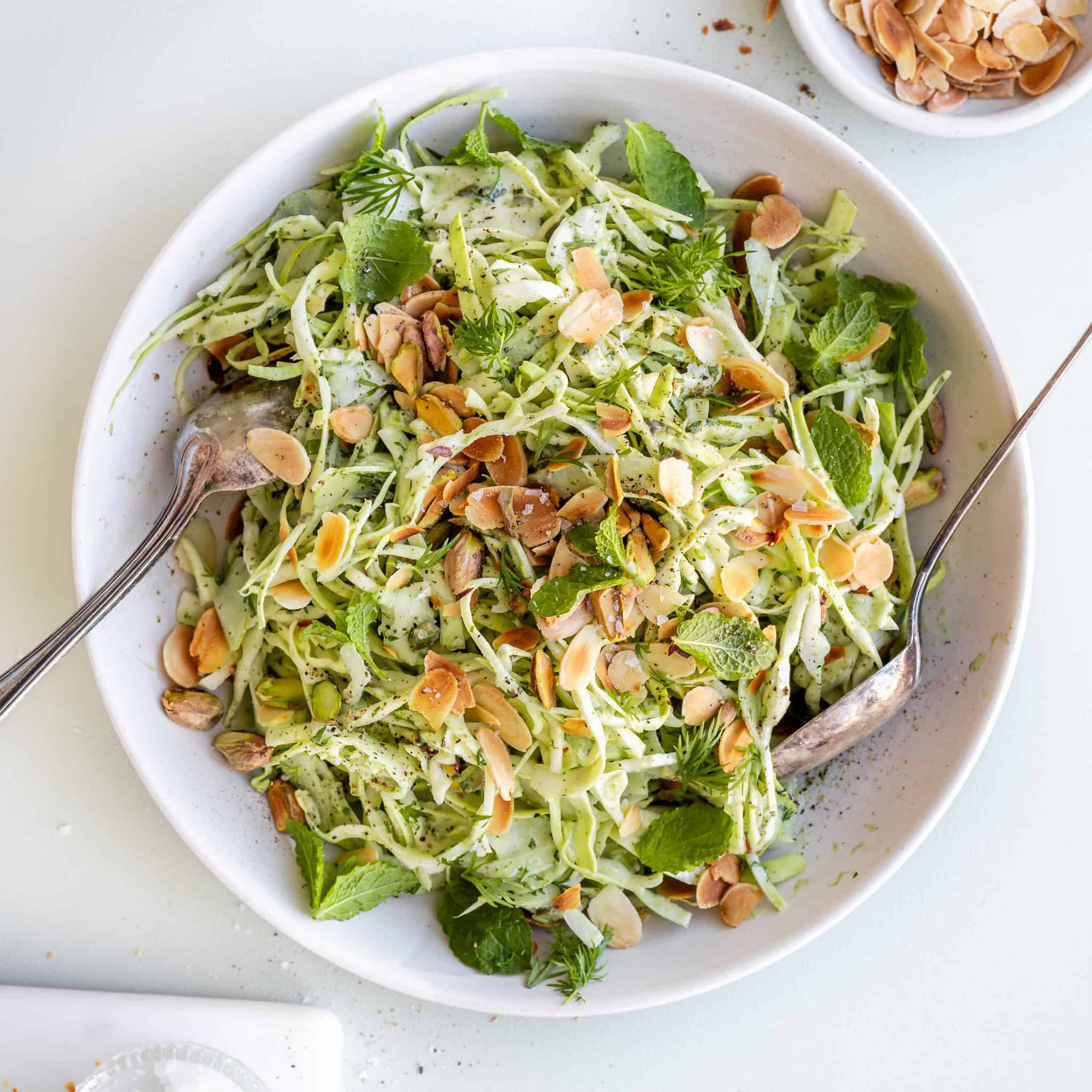 Spidskålssalat med fennikel og grøn dressing