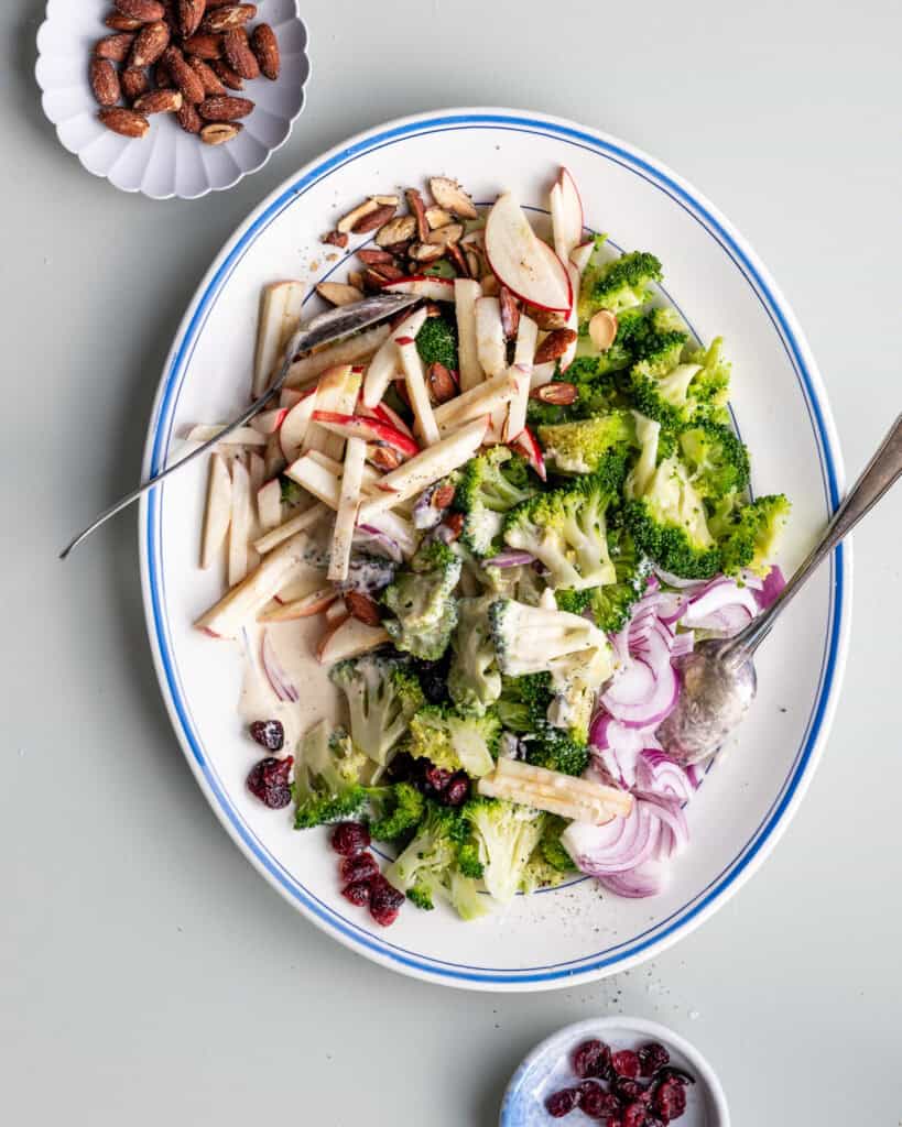 sprød broccolisalat med æble