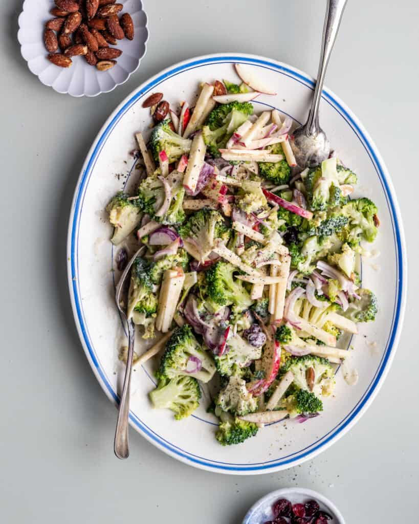 broccolisalat med æble, tranebær og saltede mandler