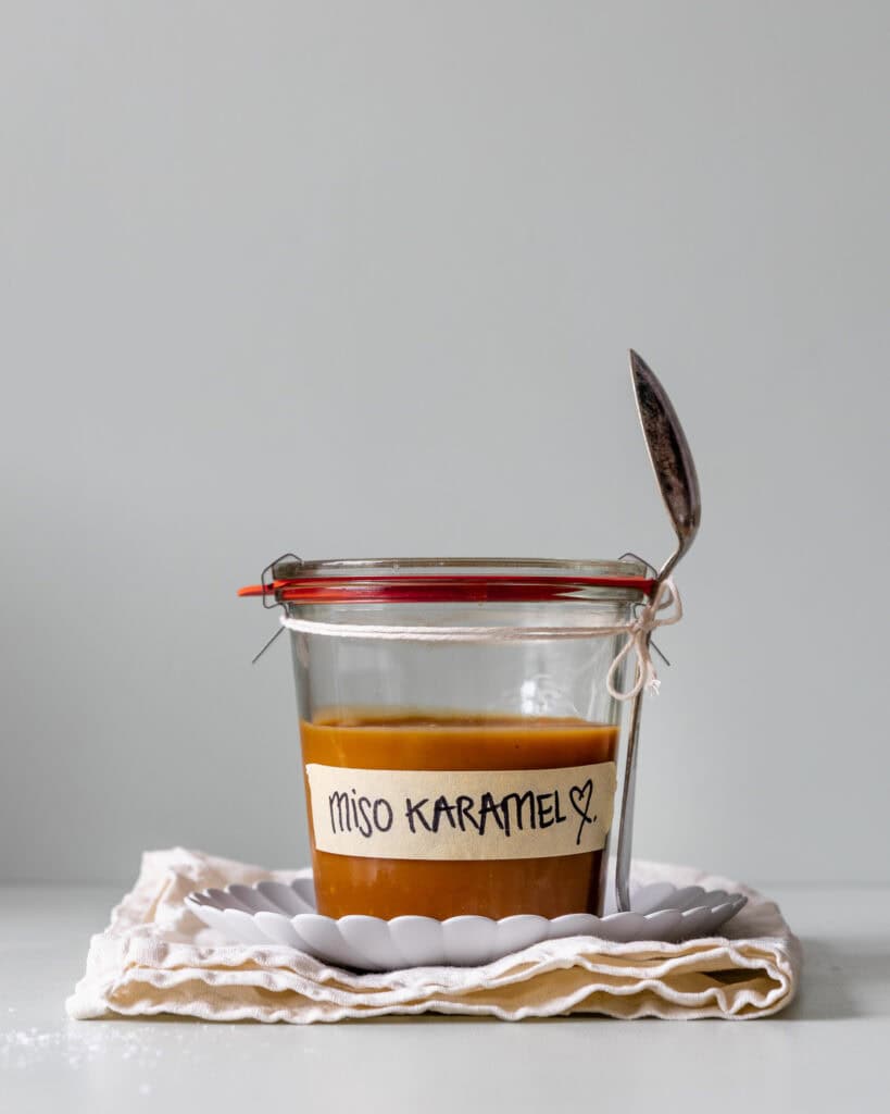 miso karamel i glas med ske