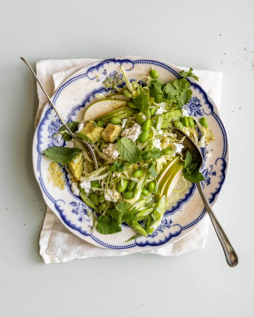 spidskålssalat med feta og pære