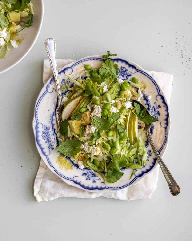 servering spidskålssalat med feta og pære