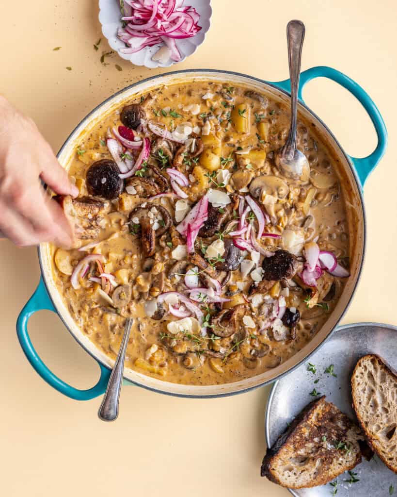 vegetarisk linsegryde med svampe og kartofler