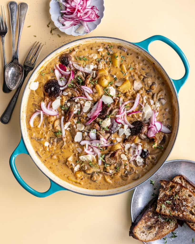 vegetarisk linsegryde med svampe og kokosmælk