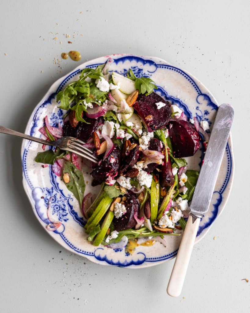 rødbedesalat med rucola og syltede rødløg