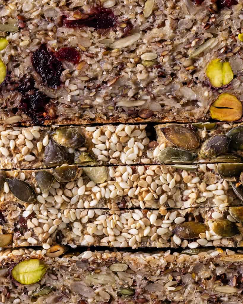 close up stenalderbrød uden æg og mel