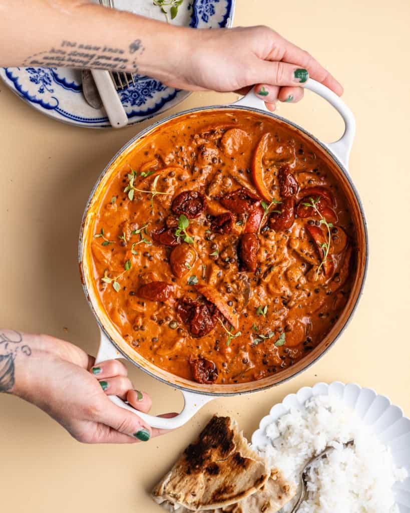 vegetarisk paprikagryde tager med hænderne og sætter på bordet