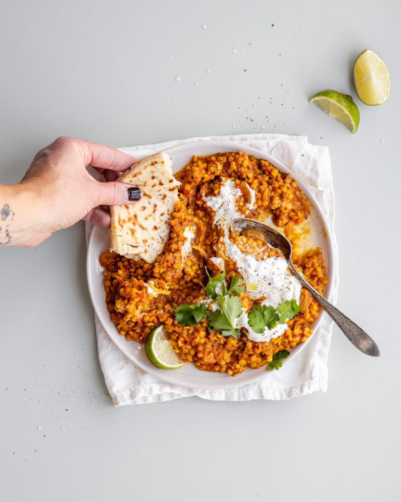 indisk dhal med røde linser spist med brød