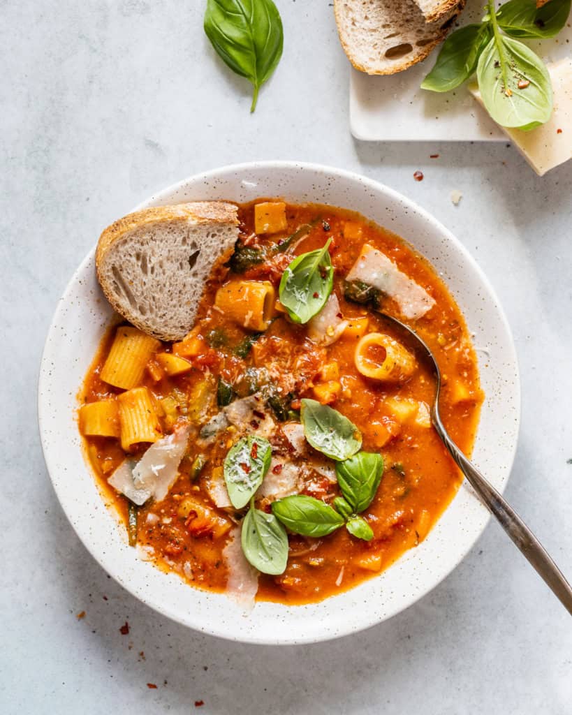 klassisk italiensk minestronesuppe
