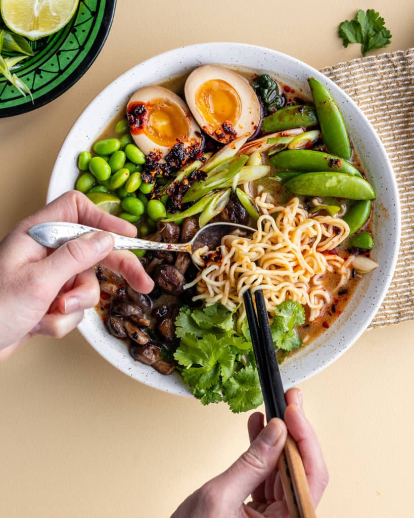 miso suppe med nudler og grøntsager