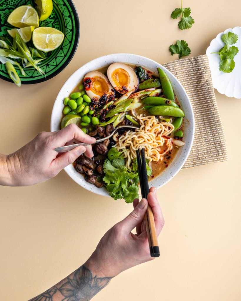 ramen suppe med nudler og soyaæg