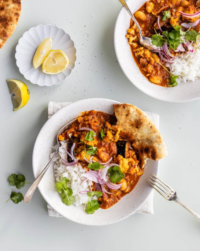 vegetarisk butter chicken med bagt blomkål og aubergine
