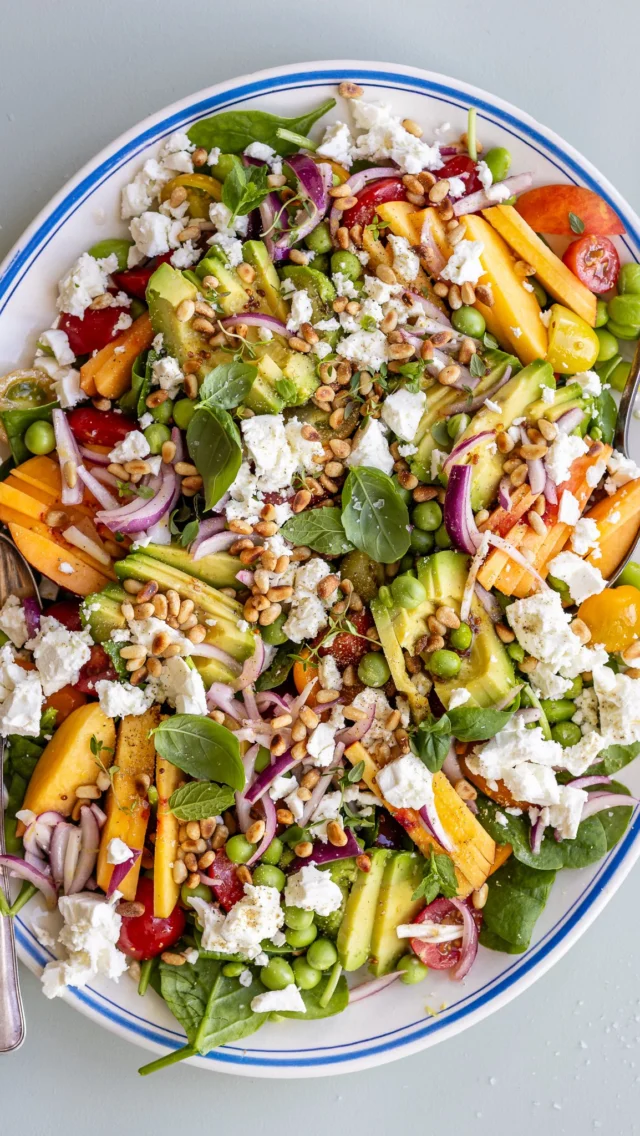 TOMATSALAT MED NEKTARIN🍑💥 I’m baaack🥹 Det var ikke meningen men jeg endte med at trække sommer-stikket, lade op, cykle, arbejde og lave en masse mad i kulissen💃🏼 
.
Og NU GLÆDER jeg mig til at dele opskrifter herinde igen - håber i stadig er med mig?🙋🏼‍♀️ Og at I har haft en god sommer?☀️
.
Vi starter med en himmelsk og simpel tomatsalat med nektariner, friske ærter, sød-syrlige rødløg, cremet avocado samt feta🥳
.
Kommenter “tomat” og jeg sender fluks opskriften til jeres indbakke.  God fornøjelse, hej igen 👋🏻 og kram fra Valby ❤️
.
.
.
.
.
.
.
.
.
#tomat #tomatosalad #tomatsalat #nektarin #summersalad #salat #salads #salaterdermætter #saladsofinstagram #grønsalat #opskrifter #vegansalad #vegetar #hverdagsmad #veganmat #sundhverdag #veggiefood #aftensmadinspiration #sundaftensmad #frokost #godmad #grøntsager #vegetarisk #madinspiration #frokostinspiration #sommersalat #sommermad #nemhverdagsmad #vegetarian #familietid