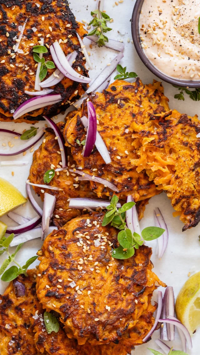 GULERODSDELLER💥🥕👇🏻 Sprøde, lækre og super nemme! Jeg er i delle-mode og fylder bloggen med vegetariske frikadeller til hverdag og fest og gulerodsdellerne er det perfekte bud på en snack, til frokost, i en burger eller som tilbehør🌪️  Er du vild med grønne, nemme løsninger - som både smager godt varm og kold må du prøve gulerodsdellerne! Haps opskriften her👇🏻
.
INGREDIENSER:
* 350 g gulerod, revet
* 1 lille rødløg, finthakket
* 2 fed hvidløg, finthakket
* 2 tsk harissa (eller sriracha)
* 1 tsk spidskommen
* 1/2 tsk koriander
* Peber, salt
* 2 stk æg
* 60 g hvedemel (evt. lidt mere)
.
HARISSA-TAHIN DIP:
* 150 g neutral yoghurt
* 30 g lys tahin
* 1 lime eller 1/2 citron, saften
* 1-2 tsk harissa (eller sriracha)
* 2 tsk agavesirup
* Salt, peber

SÅDAN GØR DU:
1. Bland alle ingredienserne til gulerods dellerne sammen. Den skal være sammenhængene men må gerne være ret fugtig.
2. Varm en pande op til middel varme og tilsæt smør/olie. Form og steg gulerodsdellerne 2-3 minutter på hver side. Fortsæt indtil alt fars er brugt. Jeg får 8-10 stykker ud af portionen.
3. Rør dippen sammen, smag til med salt og peber og nyd dine deller med rigelig dip on the side, i en burger eller som del af aftensmaden.
.
PS: laver du vegansk brug 2 hørfrø æg + evt. 1/2 tsk bagepulver🌱
Hele opskriften er også på bloggen med flere tips og tricks.
GOD fornøjelse! Glæder mig til at høre hvis i får den testet🥕🥕💥
.
.
MUSIK: Sabrina Carpenter•Please Please Please
.
.
.
.
.
#gulerod #gulerodsfritter #carrot #salat #salads #carrotfritters #patties #grønsalat #opskrifter #harissa #vegetar #hverdagsmad #vegtablespatties #sundhverdag #veggiefood #aftensmadinspiration #sundaftensmad #frokost #godmad #grøntsager #vegetarisk #madinspiration #vegansk #veganfood #frokostinspiration #veganlunch #måltidssalat #nemhverdagsmad #vegetarian #familietid