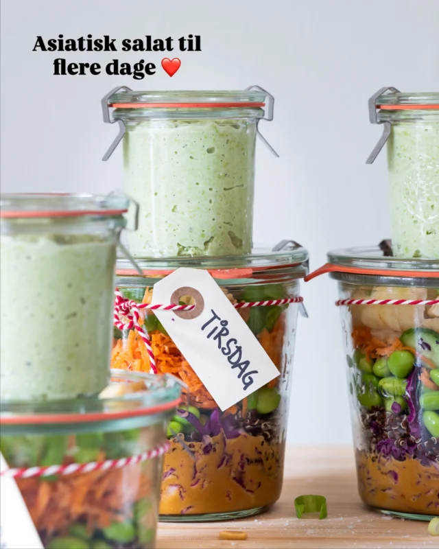 HVERDAGS PREP🚀 123.. hverdag! Her begynder ferien først lige om lidt (Heldig)🤸🏻‍♀️ men for mange er hverdagen startet igen efter sommerferien og det betyder for mange igen madpakker, mindre tid hjemme og planlægning😎  Det kan være flere forskellige komponenter, mellemmåltider, hele retter eller endda “bare” grønt skåret til snacks🥒🥕🍉
.
Det gode ved foodprep er det kan tilpasses DIN hverdag, behov og gøre nogle valg nemmere og tilgængelig i en travl hverdag!✌🏻
.
Et par tips til din foodprep/madvaner:
1️⃣LAV EN LISTE OG BLIV BEVIDST: Hvad vil du gerne med din foodprep? Skal det være morgenmad, separate råvarer, snacks, dip/dressing eller hele måltider. Hvor i din hverdag kunne foodprep være en hjælp?
- Er det en nem morgenmad? Sunde snacks? Færdiglavede gryderetter? Eller et basislager der gør det nemt?💭
2️⃣ALENE/FAMILIE:
- Bor du alene kan det være en ide at tilberede separate råvarer og komme i bøtter. (Den metode brugte jeg meget da jeg boede alene) så kan du nemt lave salater/morgenmad/aftensmad på 5 min🌪
- Som familie kan i tænke foodprep ind ved fx. At forberede grøntsager, hummus, snacks, knækbrød mm. til madpakke/eftermiddage. Samt købe ind til større portioner aftensmad og fryse ekstra ned eller gemme til frokost/aften dagene efter💥
3️⃣ VANER: En ting der er fælles med foodprep er det tager TID at lære NYE vaner. For mig er lidt foodprep, altid bedre end ingenting, og selv en pose skrællet gulerødder i en bøtte + hummus gør en forskel🥕
.
Håber det kan give lidt inspiration🚀 mange af elementerne ligger som opskrift på bloggen, enten søg derinde eller blot spørg her hvis i søger noget specifikt🙌🏻
Foodprepper I allerede eller kunne I godt tænke jer mere struktur med det?😎
Og er det noget vi skal snakke mere om?🙌🏻
.
.
.
.
.
.
.
.
.
#asiansalad #quinoa #foodpreparation #salat #salads #salaterdermætter #saladsofinstagram #grønsalat #opskrifter #vegansalad #vegetar #hverdagsmad #veganmat #sundhverdag #veggiefood #aftensmadinspiration #sundaftensmad #frokost #godmad #grøntsager #vegetarisk #madinspiration #vegansk #veganfood #frokostinspiration #foodprep #måltidssalat #nemhverdagsmad #vegetarian #familietid