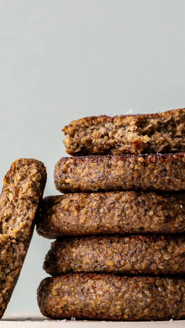 SVAMPEDELLER 🍄‍🟫❤️ Dagens delle kunne ligeså godt hedde: UMAMI DELLEN🥁
Vegetariske frikadeller med svampe, quinoa, løg, røget paprika og rigeligt med parmesan. 
Det er vegetardeller på crack😎
Svampedellerne er samlet med loppefrøskaller, æg og havregryn hvilket giver dem en unik konsistens og gør dem super nemme at forme, stege og vende på panden. Nyd dem både varme og kolde, til aftensmad eller i madpakken🚀
.
Kommenter “favorit” og få sendt opskriften direkte til din indbakke 🥳🤸🏻‍♀️
GOD fornøjelse! Glæder mig til at høre hvis i får den testet🍄‍🟫💥
.
.
.
.
.
.
.
.
#svampe #mushrooms #mushroom #mushroompatties #salads #quinoapatties #patties #grønsalat #opskrifter #quinoa #vegetar #hverdagsmad #vegtablespatties #sundhverdag #veggiefood #aftensmadinspiration #sundaftensmad #frokost #godmad #grøntsager #vegetarisk #madinspiration #vegansk #veganfood #frokostinspiration #veganlunch #måltidssalat #nemhverdagsmad #vegetarian #familietid