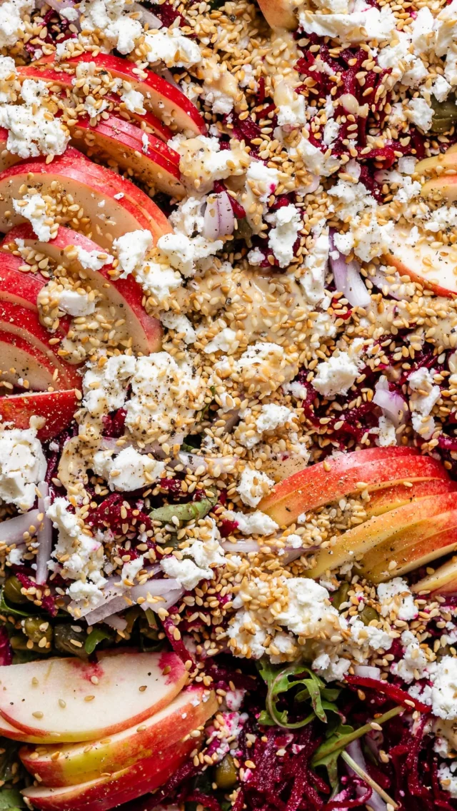 RØDBEDE & NY Y-DRESSING💃🏼 Skal vi ikke få leget lidt med dem, altså rødbede? De er geniale både bagt, kogt, syltet og rå – men måske du også trænger til ny inspiration?💜 . Rødbedesalat med tahin-sennepsdressing er en himmelsk smagsbombe som vil få dig til at elske rødbede👏🏻❤️
Salaten er SUPER nem at lave og tager mindre end 20 minutter. Revet rødbede, rucola, sprøde æbler, salte kapers, cremet feta og en helt igennem magisk tahindressing med sennep (den kommer vi snart til at lege med igen)😏
.
Lyst til at smage? Kommenter “rødbede” og jeg sender opskriften direkte til din DM. Den her salat er en efterårs-keeper! Just saying👏🏻
.
KÆMPE god aften fra A🚀
.
.
.
.
.
.
.
.
#rødbede #rødbedesalat #beetrootsalad #beetroot #tahini #salat #salads #salaterdermætter #saladsofinstagram #grønsalat #opskrifter #vegansalad #vegetar #hverdagsmad #veganmat #sundhverdag #veggiefood #aftensmadinspiration #sundaftensmad #frokost #godmad #grøntsager #vegetarisk #madinspiration #frokostinspiration #mættendesalat #måltidssalat #nemhverdagsmad #vegetarian #familietid