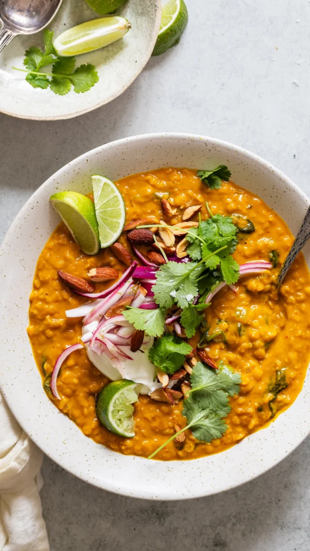 GRÆSKAR SÆSON🎃 Den her er til alle græskar + gryderet elskere - fordi efteråret er over os🙋🏼‍♀️😌 cremet krydret græskarsauce, trylles til smagfuld mættende Dahl med røde linser og karrypasta🍲
Nyd den med syltede rødløg, lidt syrlig yoghurt og self en god dusk koriander😏
.
Skal du prøve denne?🥳
Kommenter “græskar” og jeg sender den fluks din vej🎃 OG har I en favorit efterårsret jeg skal prøve/udvikle? Jeg er ved at samle ideer til efterår/vinter og ville elske jeres input🤩 Kæmpe god aften - kram fra A
.
.
.
Musik: Lyrah•Everywhere (I wanna be with you)
.
.
.
.
#favoritter #dahl #luksusmad #lentilstew
#græskar #hokkaido #gæstemad #comfortfood #gryderet #vegetarisk #aftensmad #vegancurry #nemmad #pumpkinrecipes
#hverdagslykke #opskrifter #opskrift #hverdagsmad #sundhverdag #aftensmadinspiration #livsstilsændring #godmad #grøntsager #veganfood #vegetariskt #madinspiration #stew #sundaftensmad #veganskaftensmad